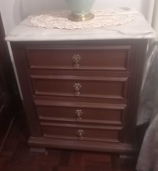 Mesas de cabeceira + Cómoda. Madeira e pedra mármore.