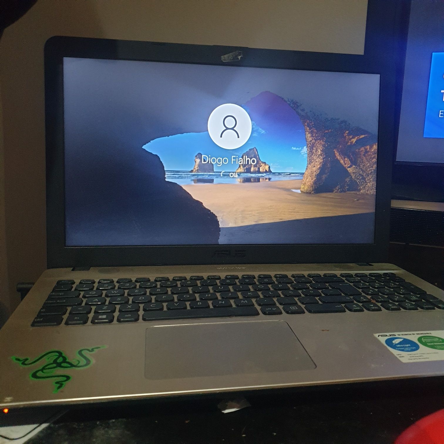 Portátil ASUS A541U 
Carregad