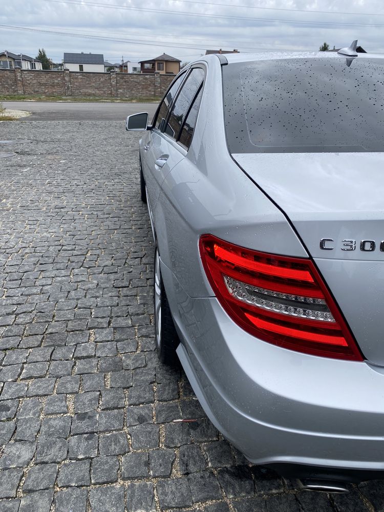 Продам или обменяю шикарный Mercedes Benz c300 4matic AMG