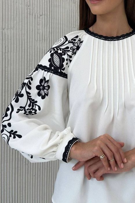 Жіноча вишиванка батл