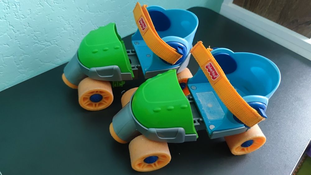 Ролики чотирьохколісні навчальні, 16-22 см. Fisher Price