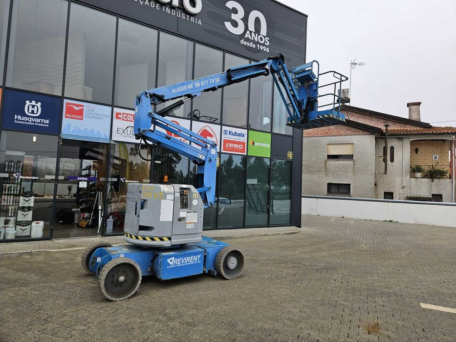Vende plataforma articulada elétrica Genie de 12m