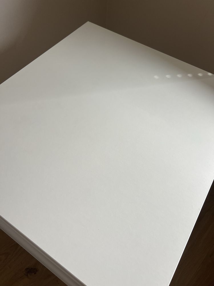 Biala szafka na kółkach z szufladami jedna na zamek