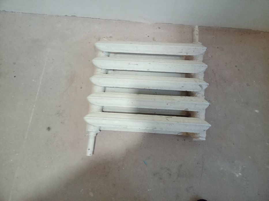 2 батареї чавунні по 5 і 13 секцій б/в