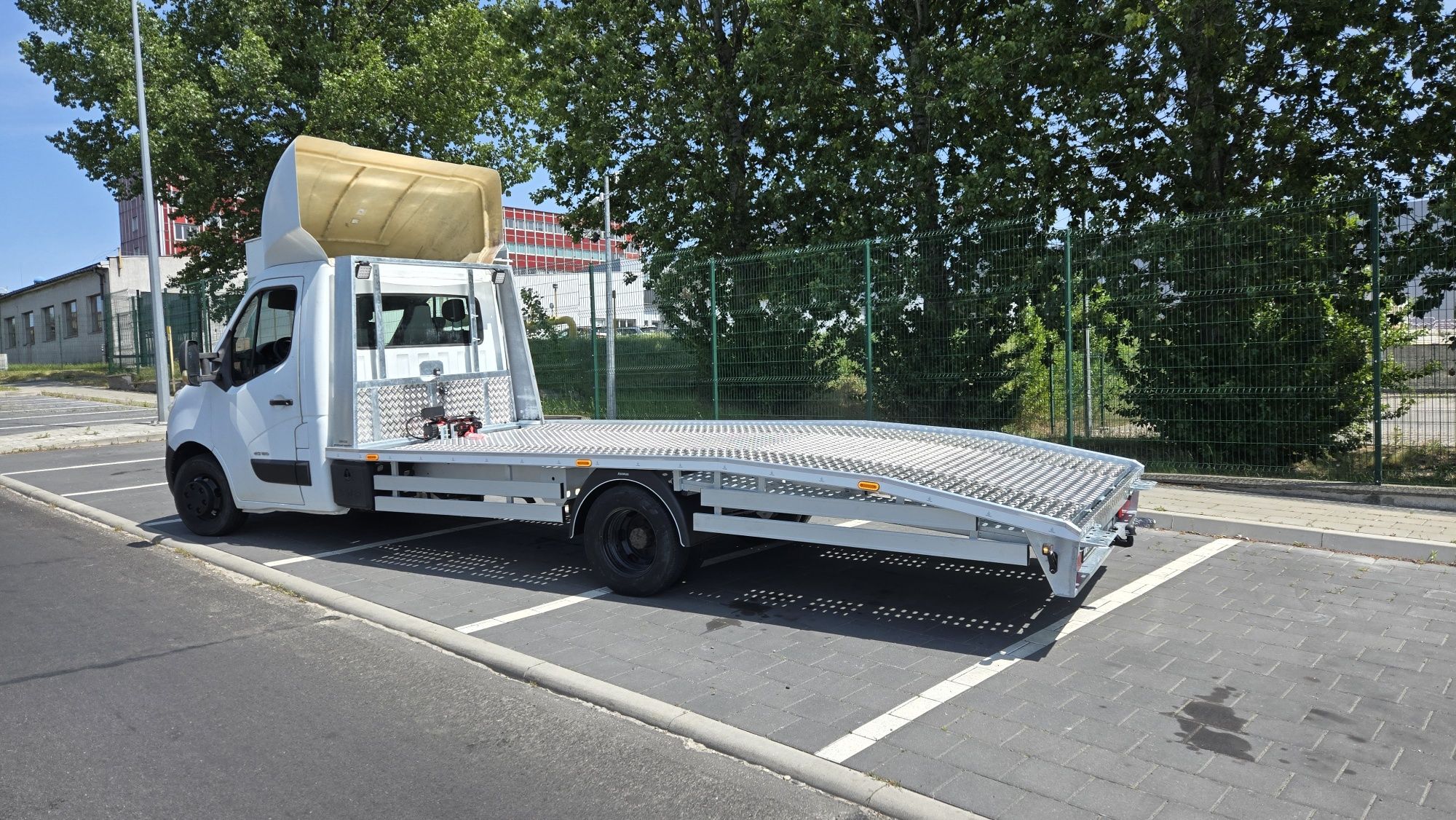 Iveco Daily autolaweta najazd producent najazdów LEO-CAR pomoc drogow