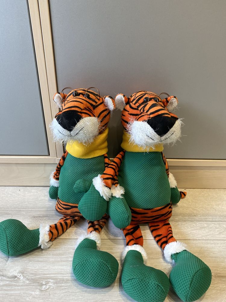 Мʼякі іграшки тигрята