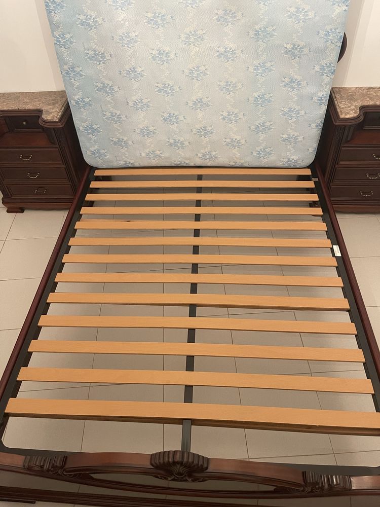 Cama de casal completa com estrado, colchão e mesinhas de cabeceira