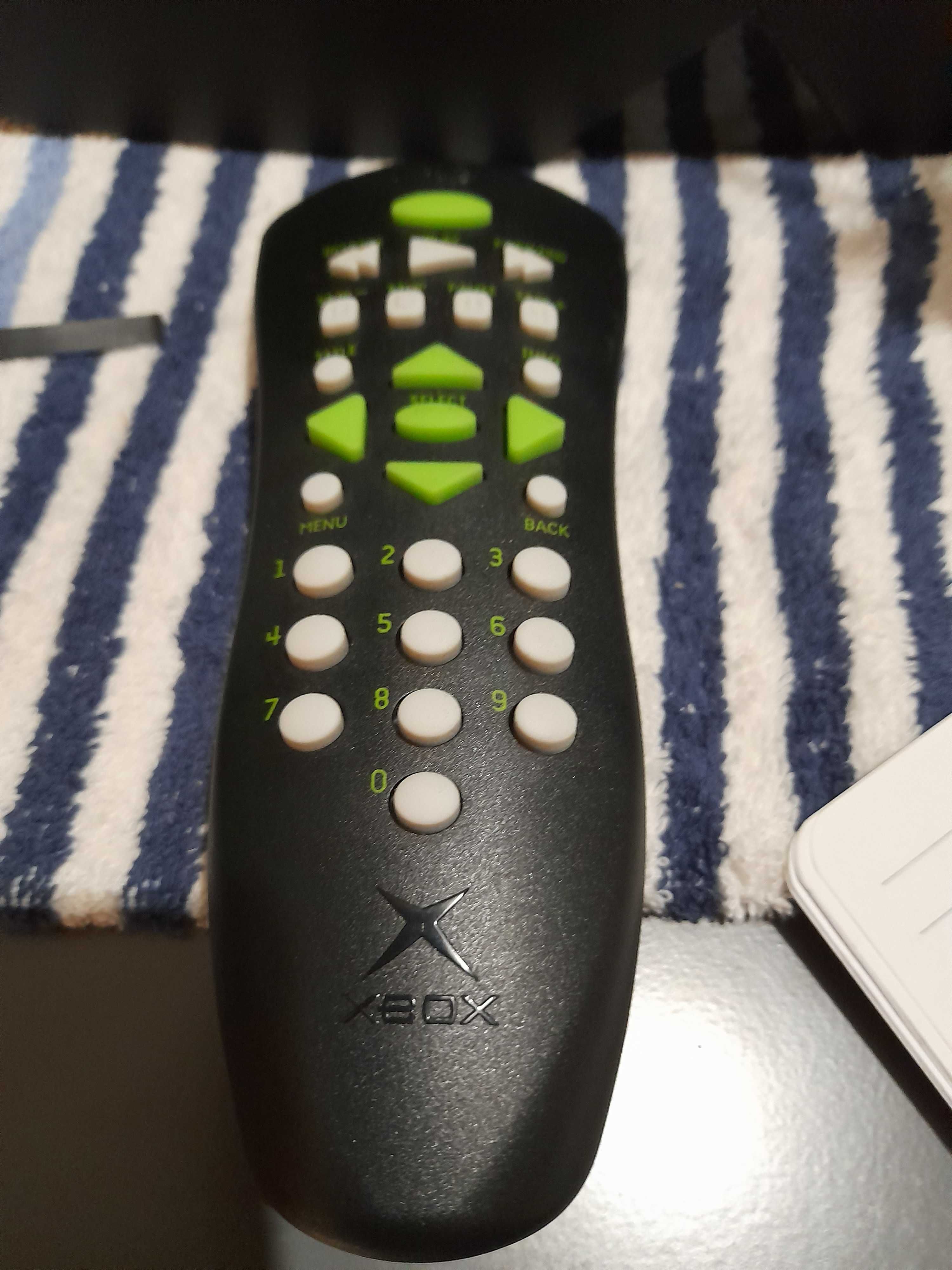 Consola de jogos X-BOX antiga desbloqueada usada com cabos e comando.