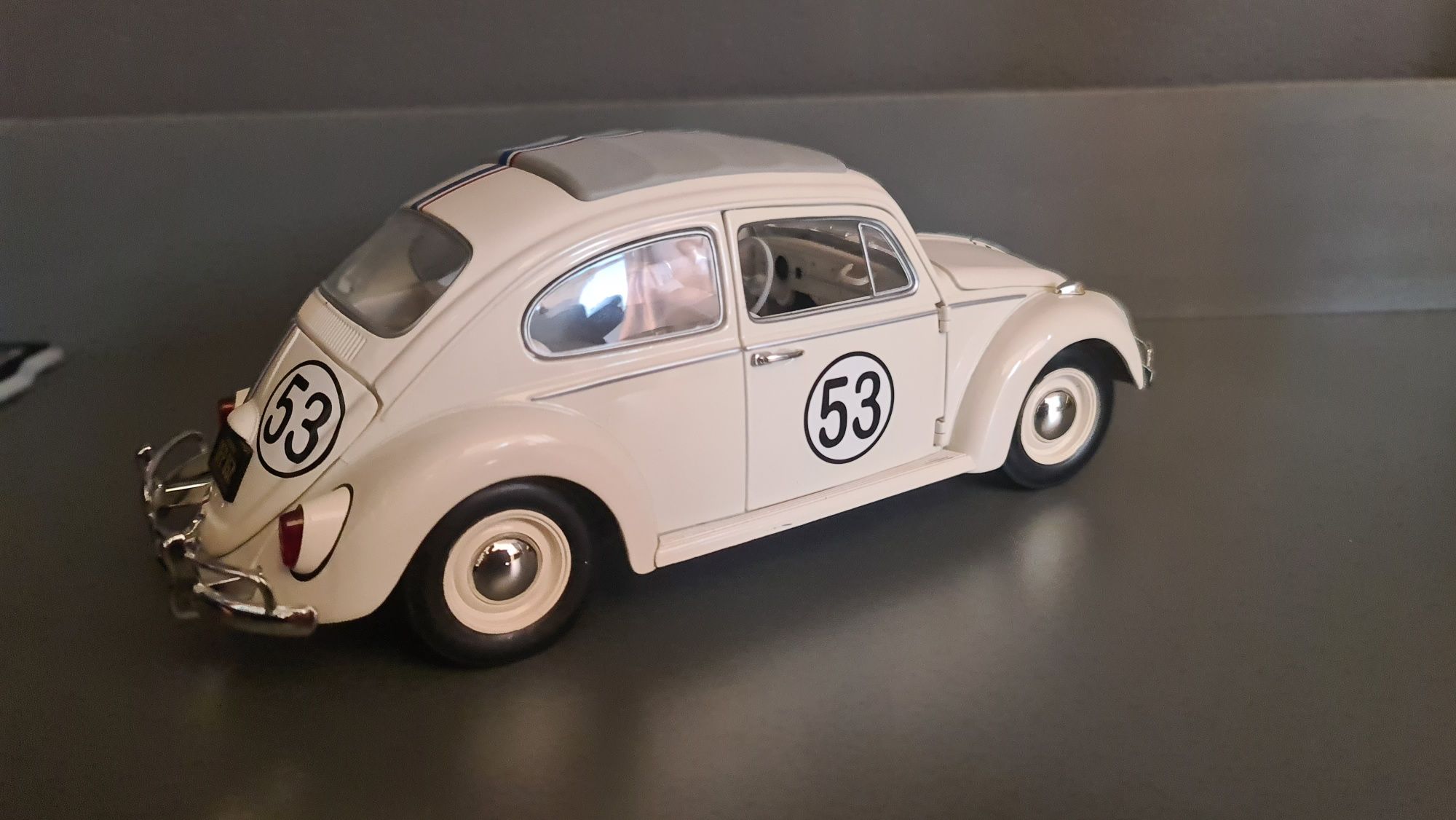 Vw beeatle garbus herbie model w skali 1;18 johnny lightning