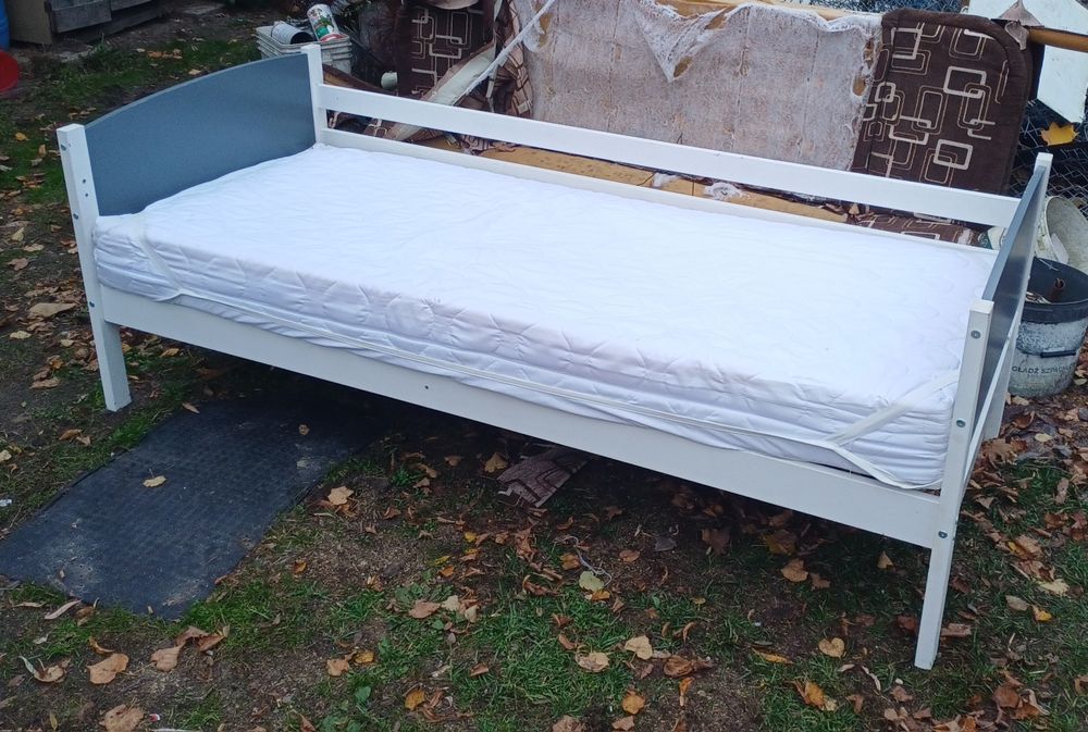 Oddam 2 pojedyńcze łóżka