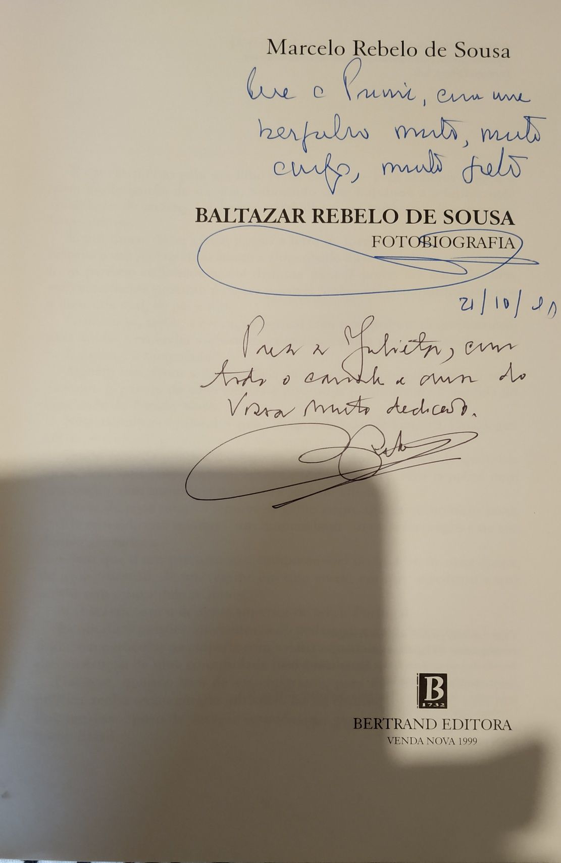 Fotobiografia de Marcelo Rebelo de Sousa e seu pai autografado pelos 2