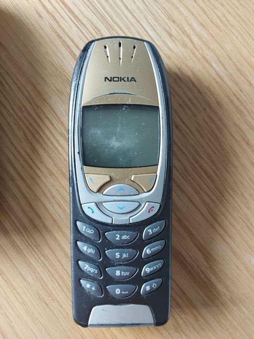 Dwa retro telefony Nokia 6310i, klasyczny model z zestawem części 6310