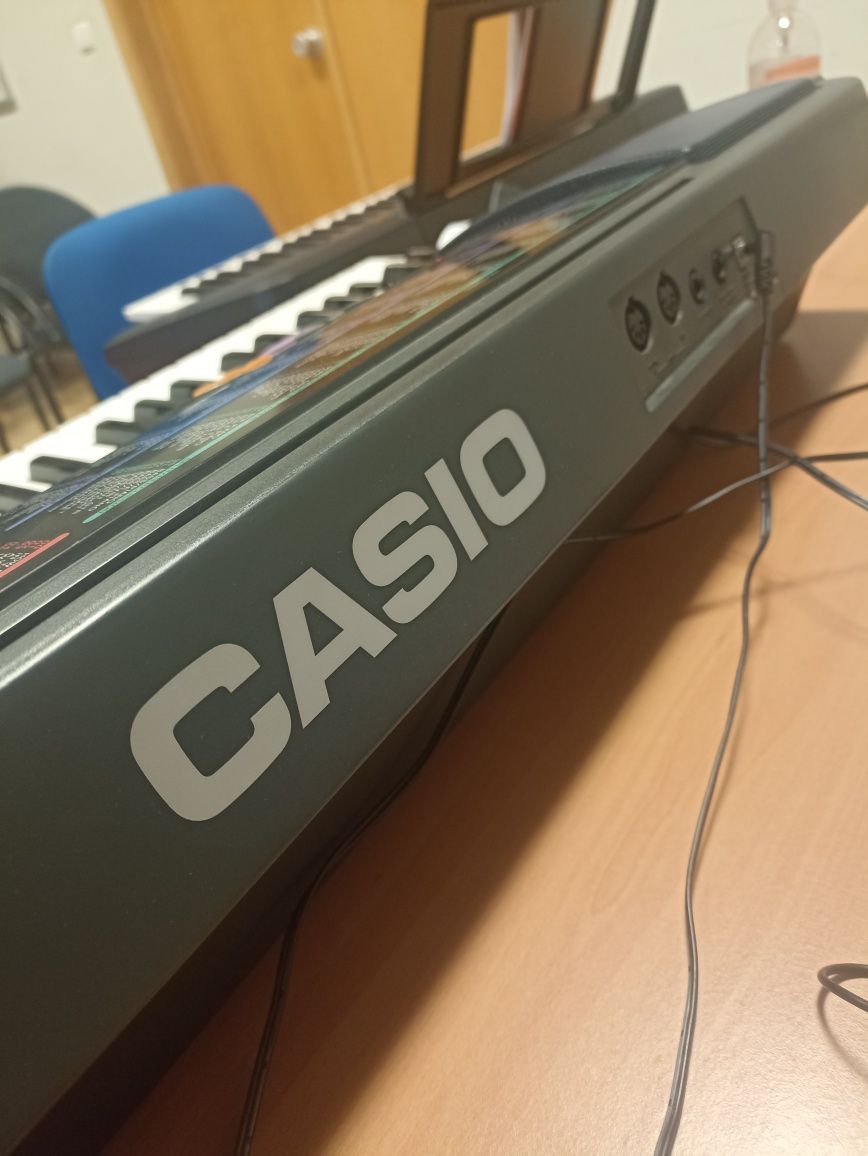 Teclado Casio 5 oitavas - 100€
