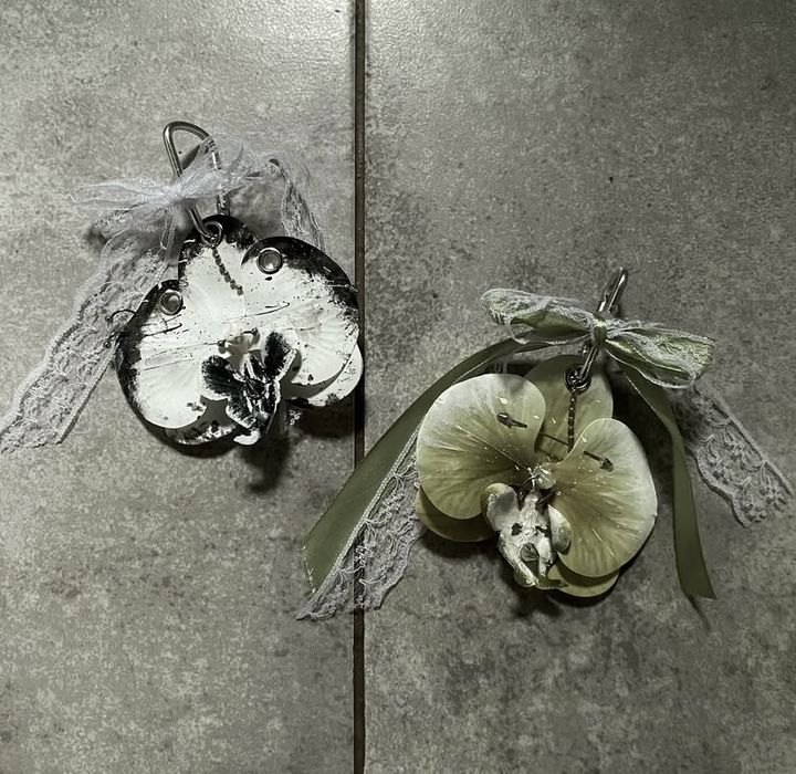 брелок орхідея з пірсингом pierced ochid keychain