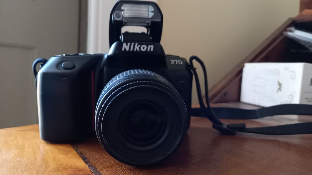 Nikon F70 (corpo + objetiva)