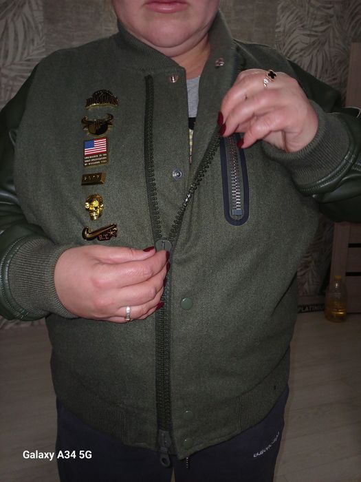 Женский бомбер Nike