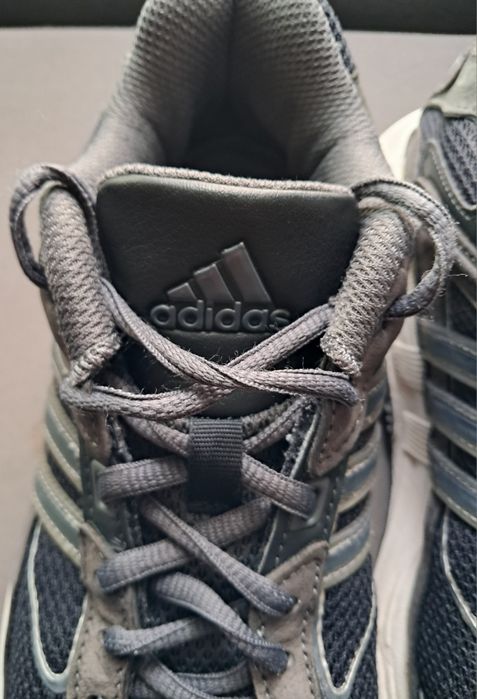 Tenis Adidas cinzentos