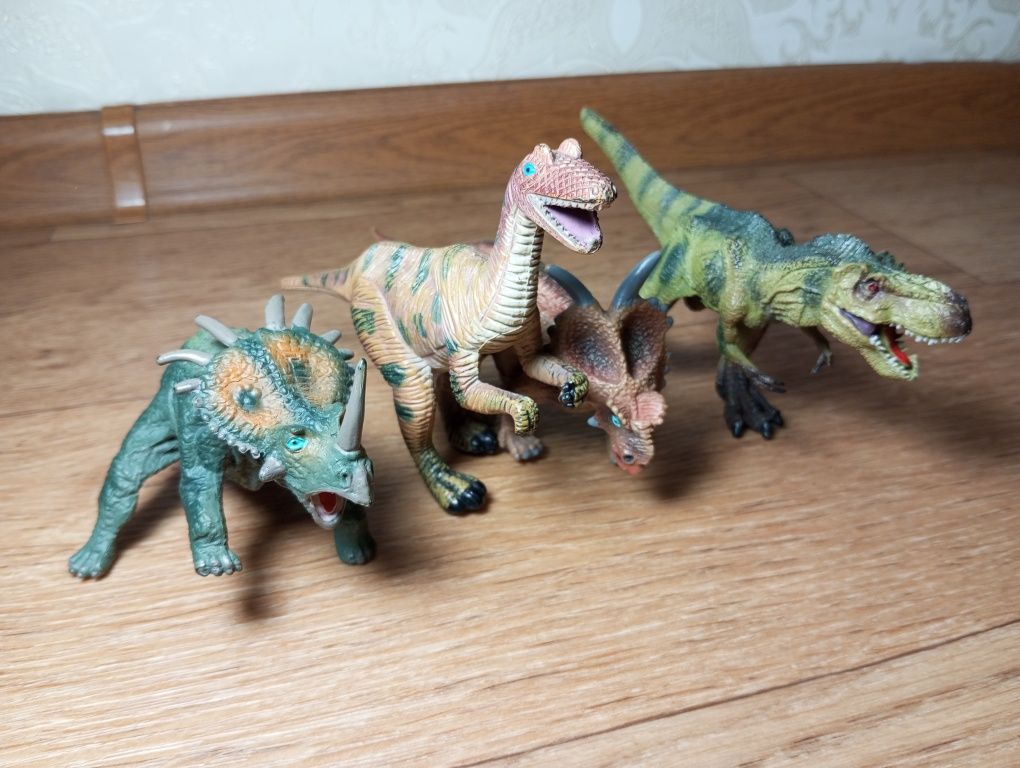 Продам 4 динозаврів.
