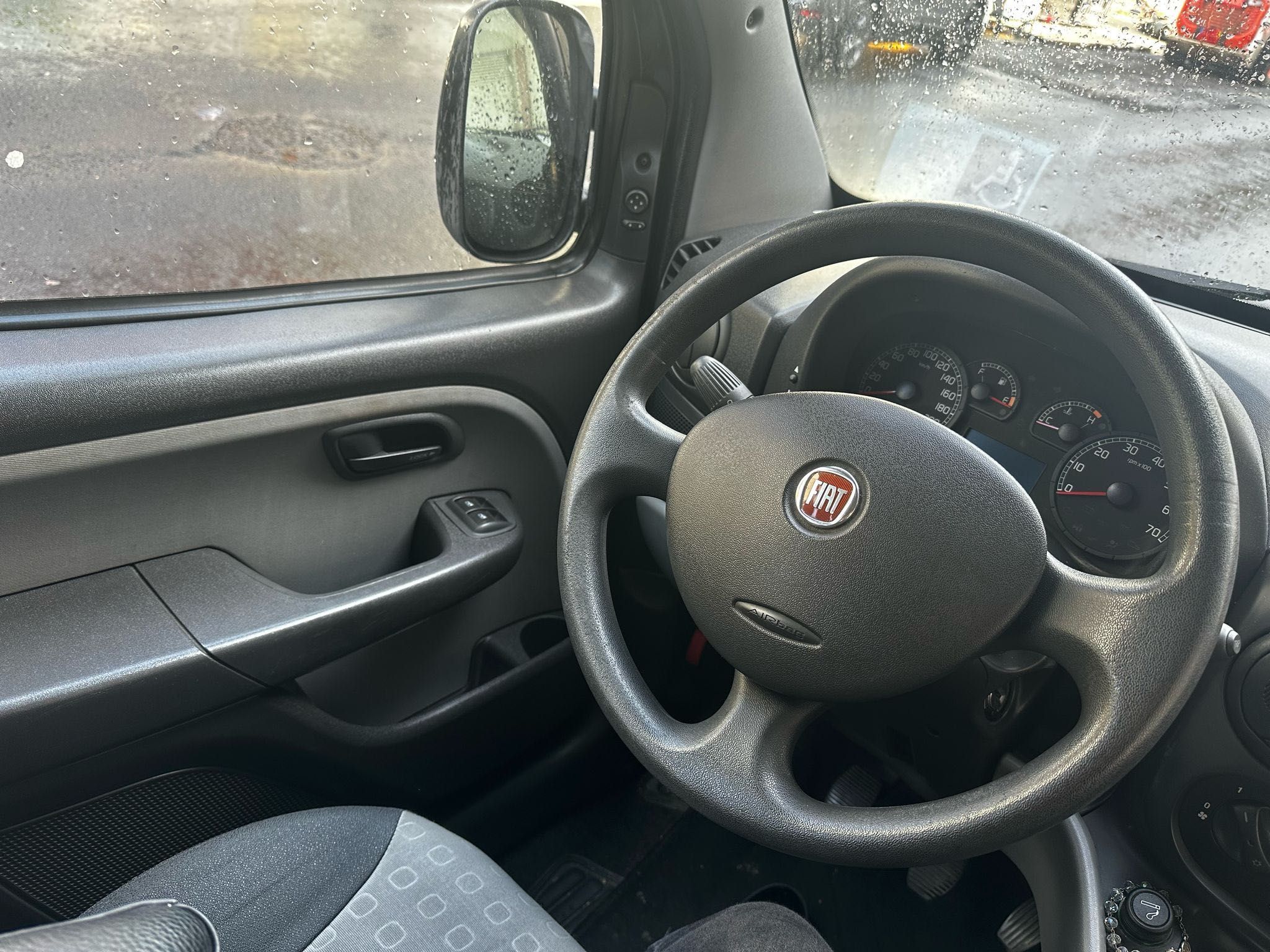 Fiat doblo adaptada para cadeira de rodas
