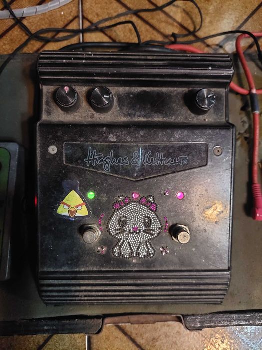 Pedal distorção a válvula Hughes & Kettner Tubefactor