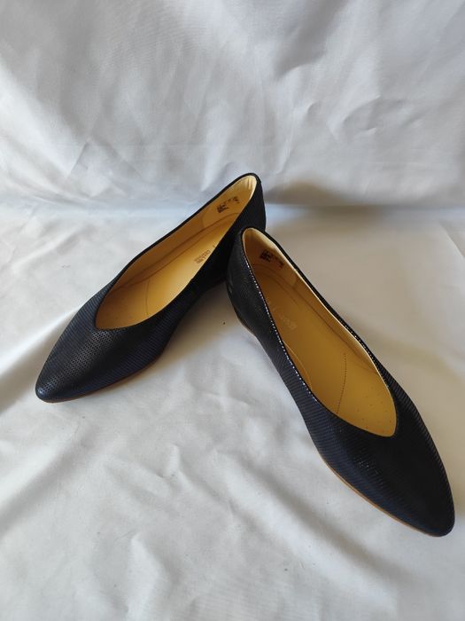 Buty Clarks granatowe skórzane rozmiar uk6 ,39.5 na lekkiej niewidoczn