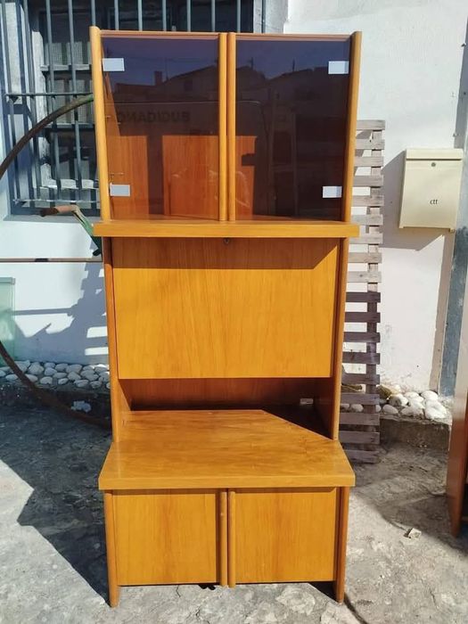 Móvel de sala com portas em vidro