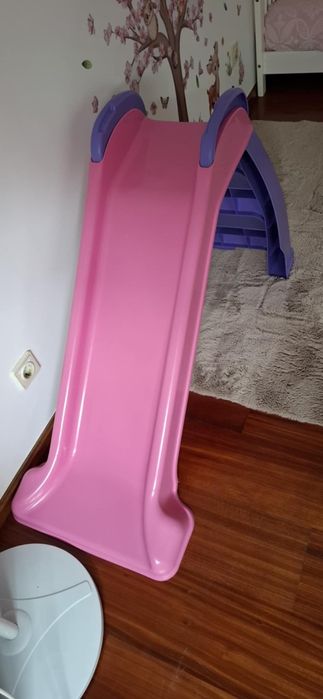 Vendo escorrega criança