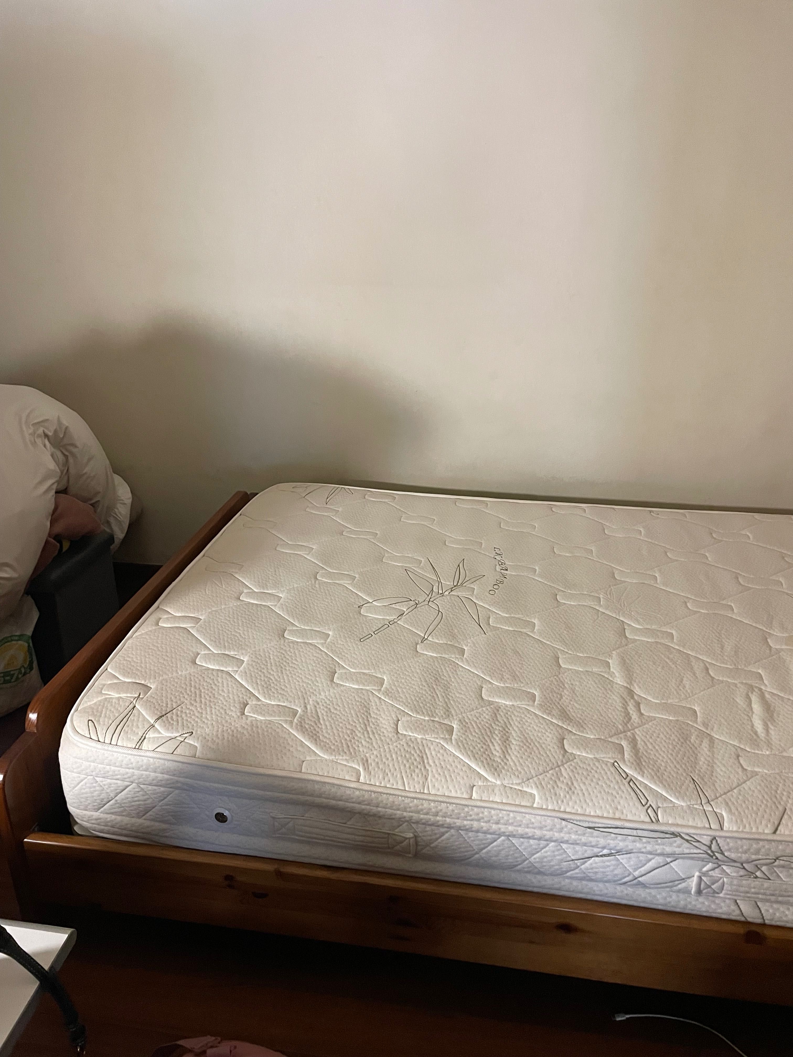 cama de casal e colchão