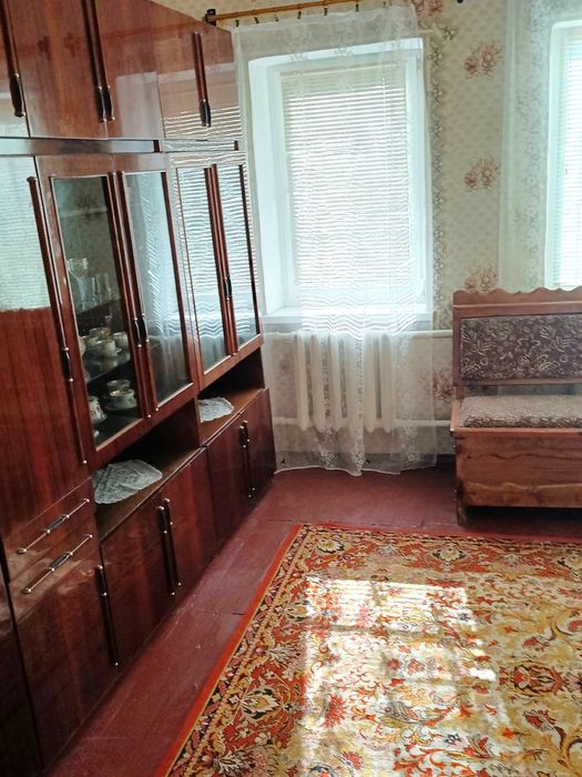 Затишний цегляний будинок з літнею кухнею та гаражем