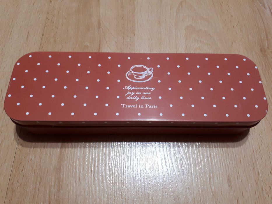 Piórnik metalowy na przybory - czerwony, pojemny, z uszkodzeniem