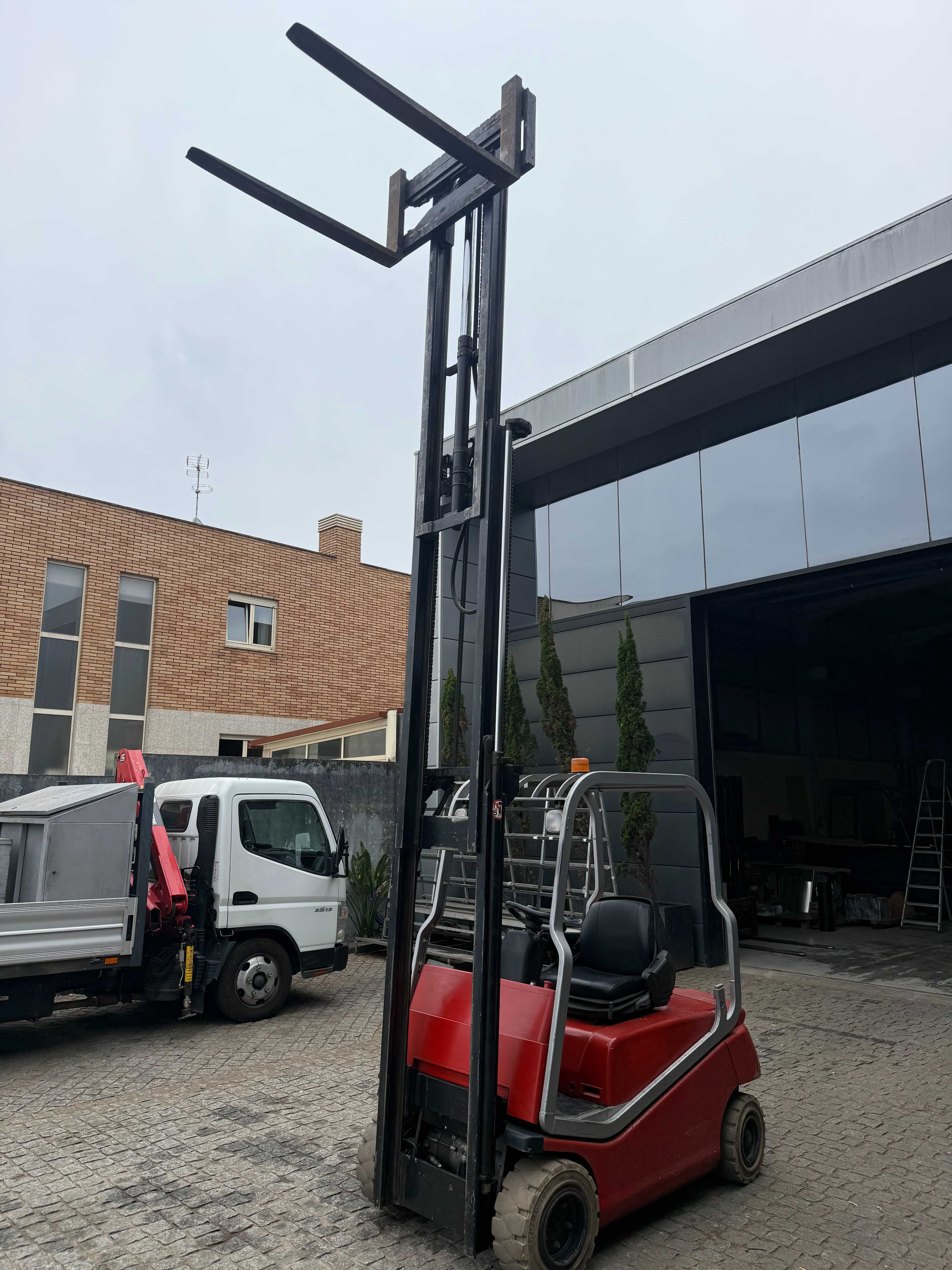 Empilhador elétrico BT