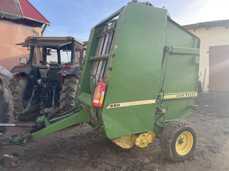 Prasa pasowa John deere 550 (rolująca zwijająca belująca belarka)