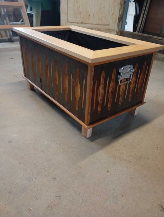 drewniana skrzynka na kwiatki