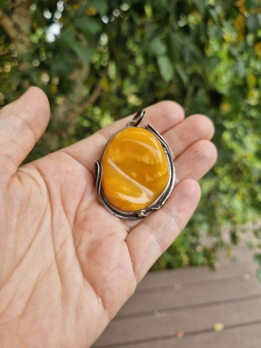 Stara srebrna zawieszka z bursztynem mlecznym
