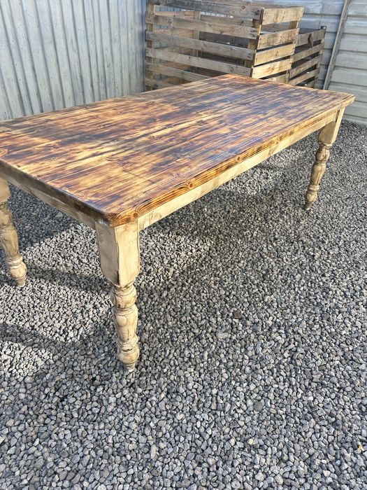 Drewniany lity stół