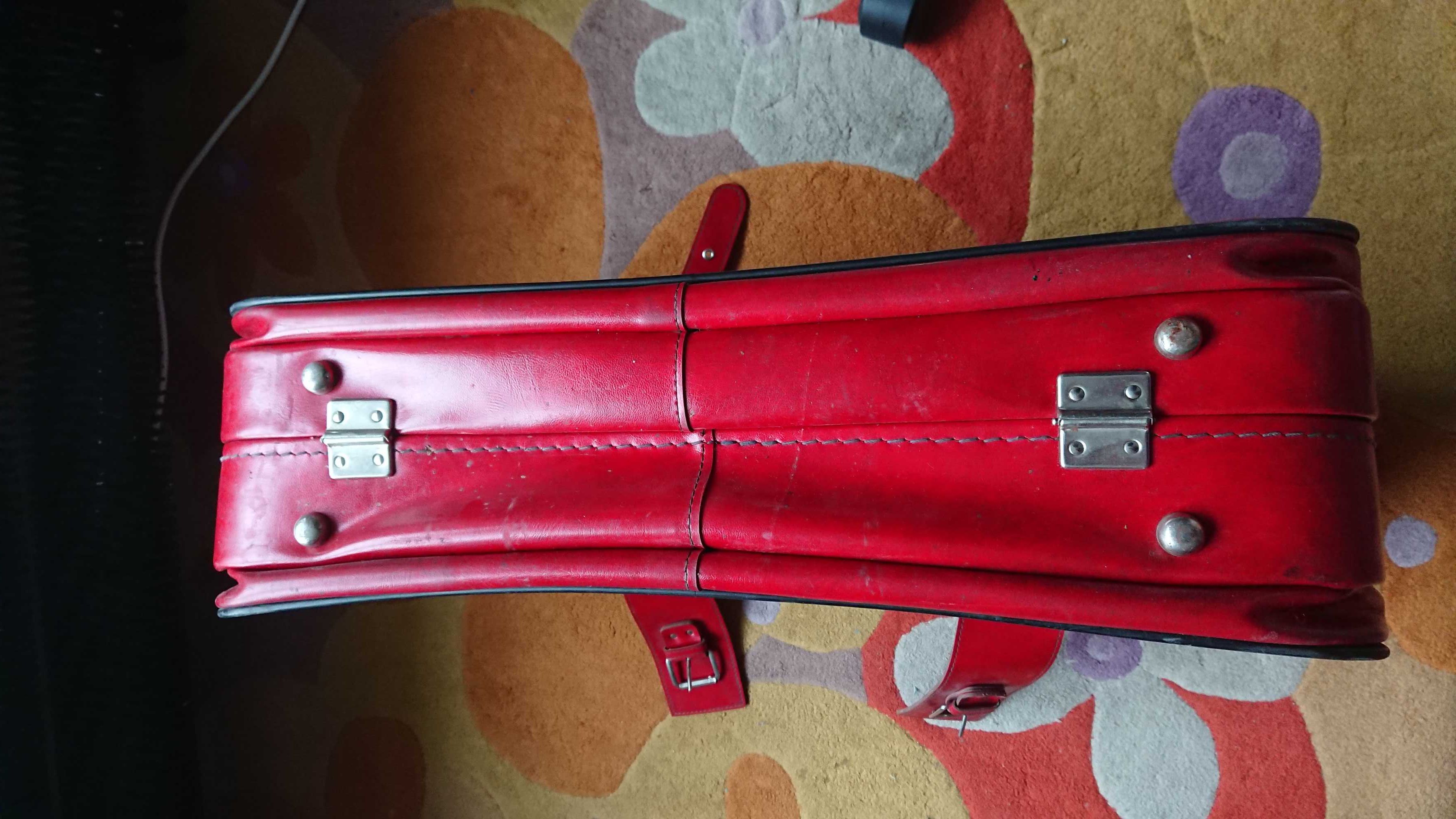 Czerwona walizka vintage