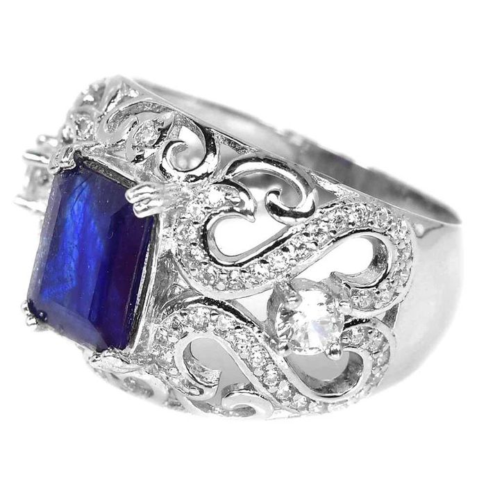 Кольцо из серебра 925 пробы с синим сапфиром .Размер 17