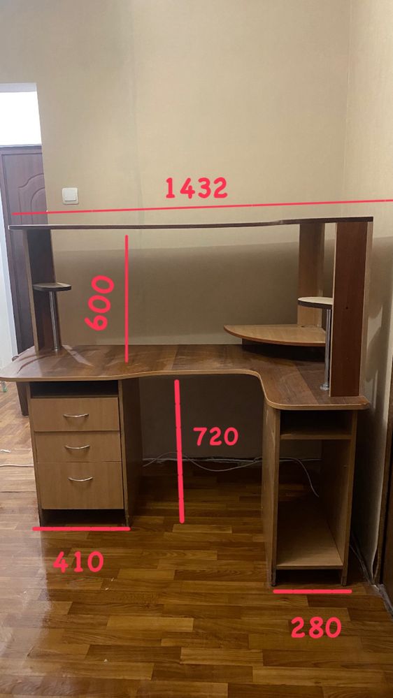 Стіл письмовий з місцем під компьютер чи ноутбук