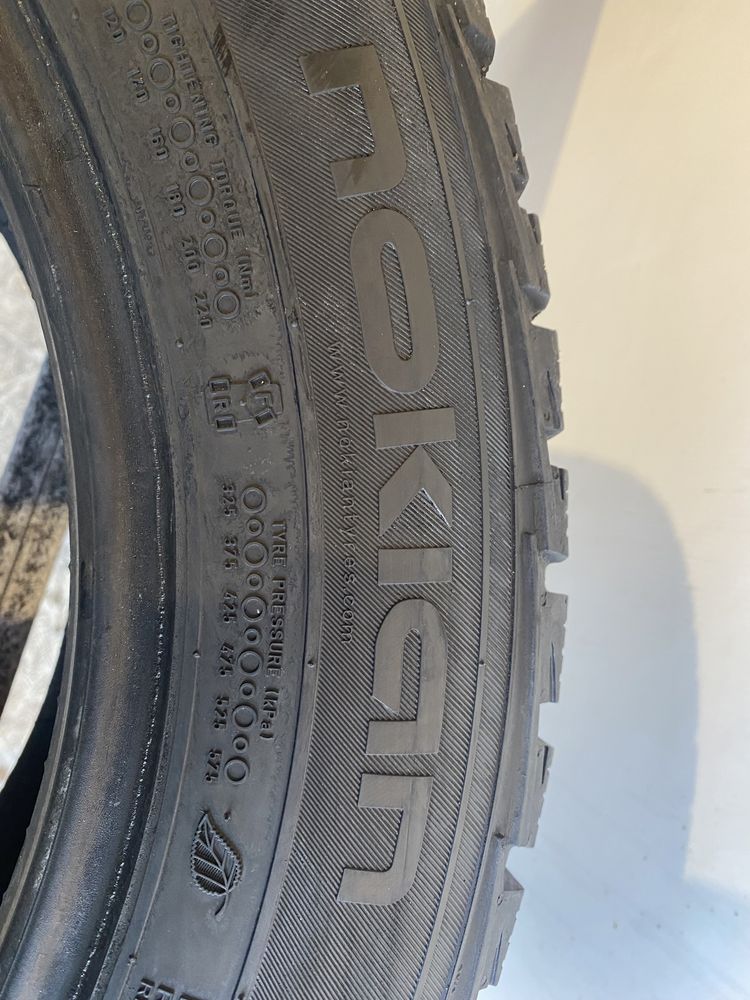 Para opon 215/60/17 C Nokian WRC3