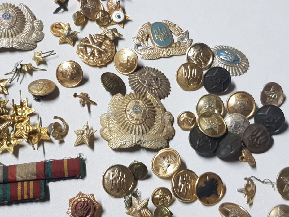 Погоны, пуговицы.