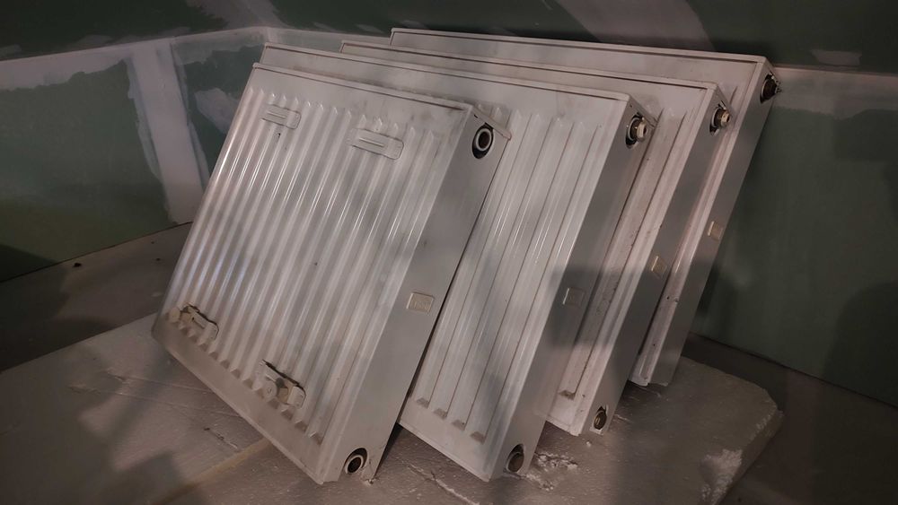 3 grzejniki stalowe kermi 80 (przył. dół) i jeden 50 (przył bok)