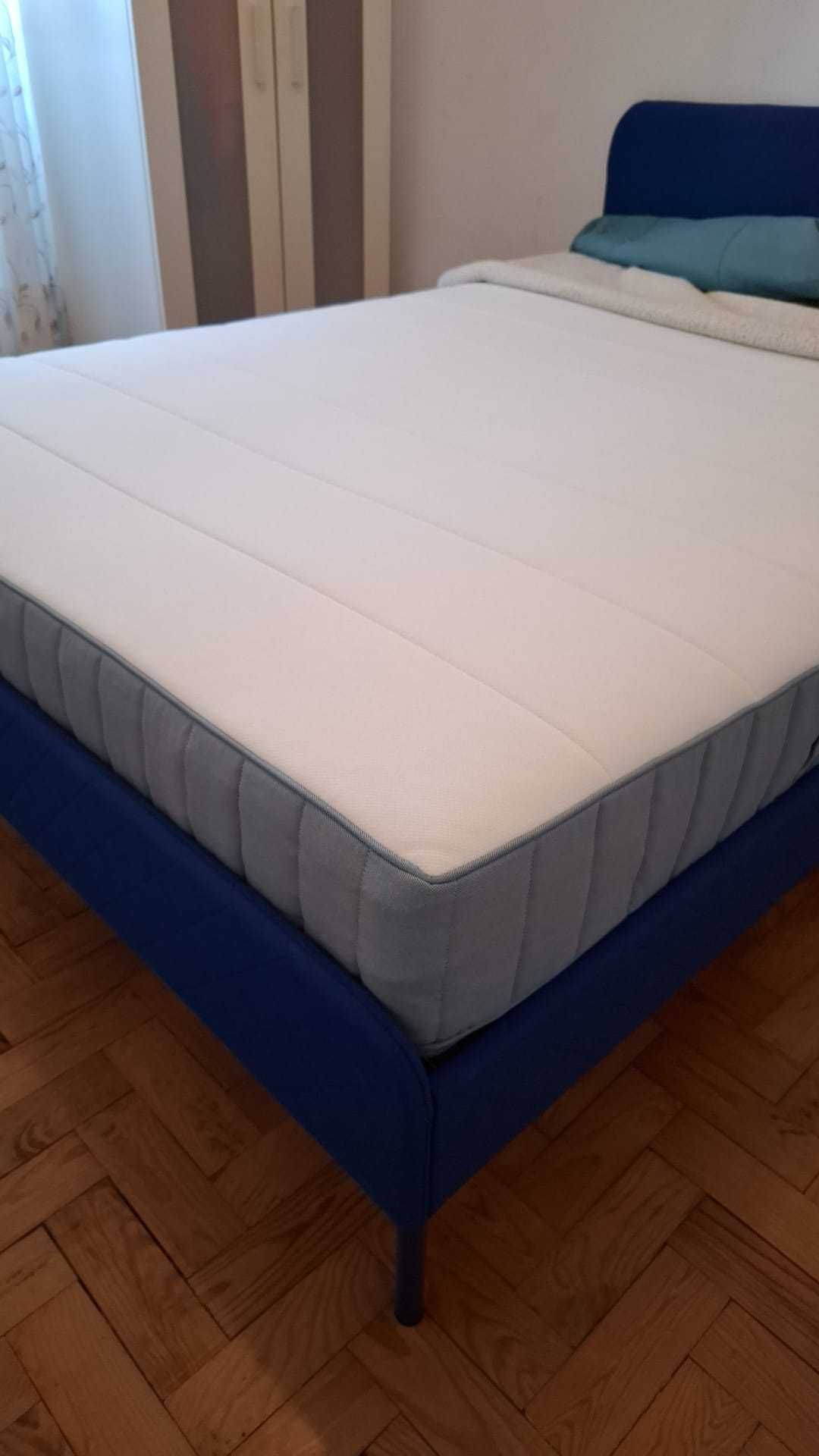 Quarto em  Vivenda, com quintal.