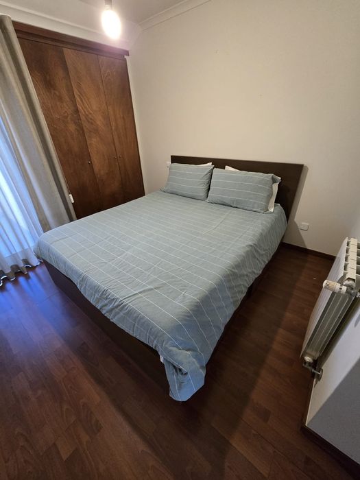 Estrutura de cama MALM c/ 4 gavetões e colchão