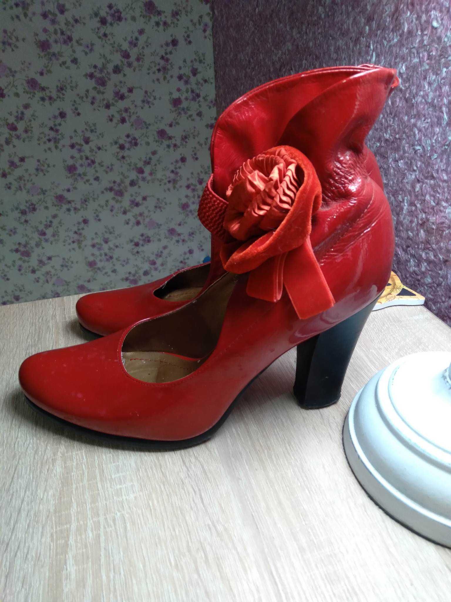 Продам яскраві червоні туфлі