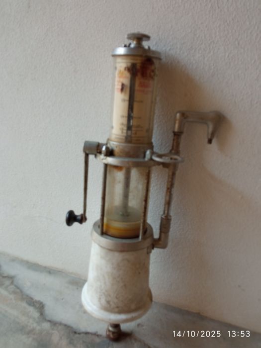 Bomba antiquíssima de medicação e extração do azeite