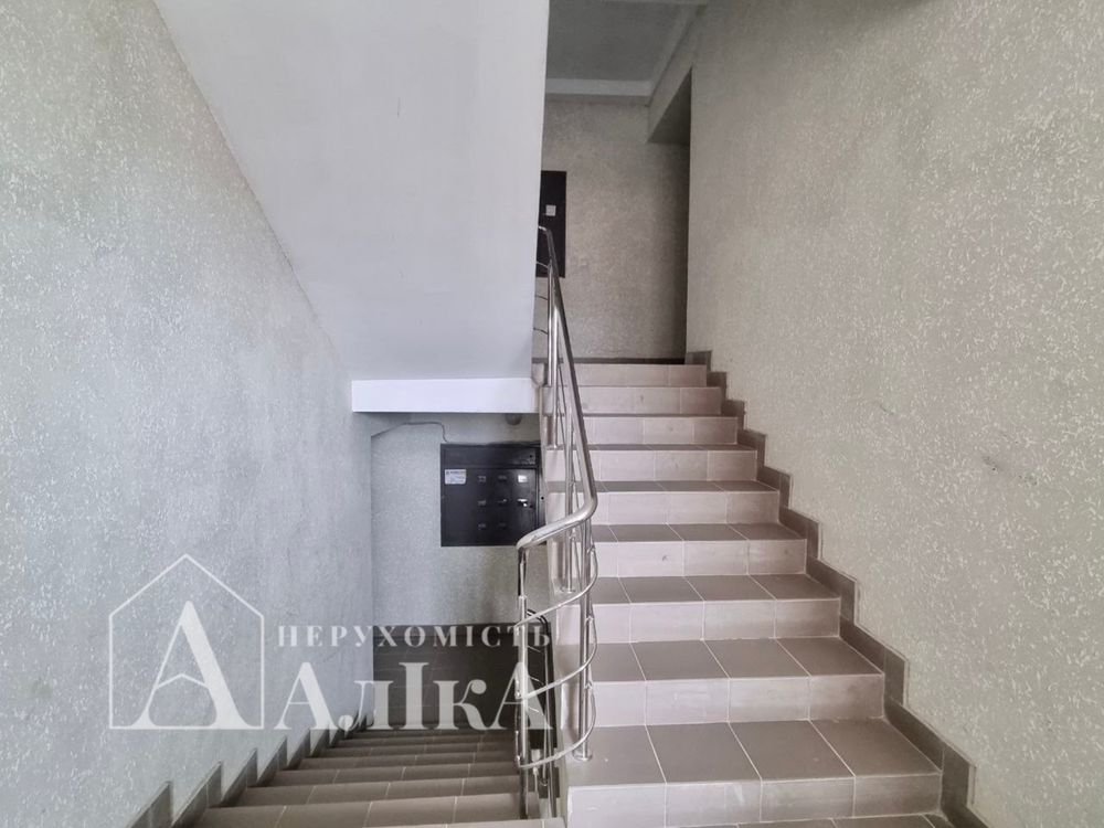 Продам велику 1-кімнатну квартиру в новобудові центрі!
