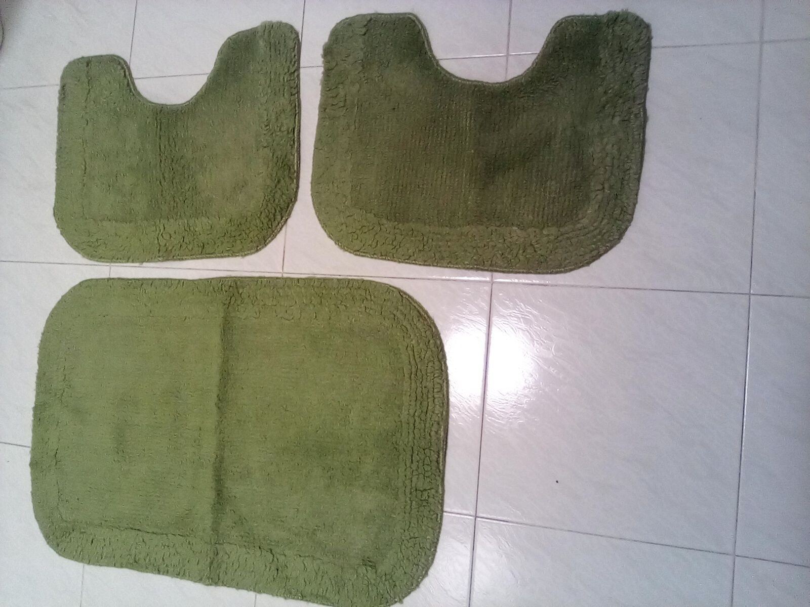 2 jogos de 3 tapetes cada, para WC, côr verde.