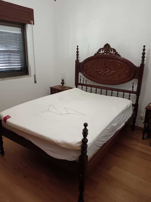 Mobília quarto mogno cama casal + cómoda + mesas de cabeceira