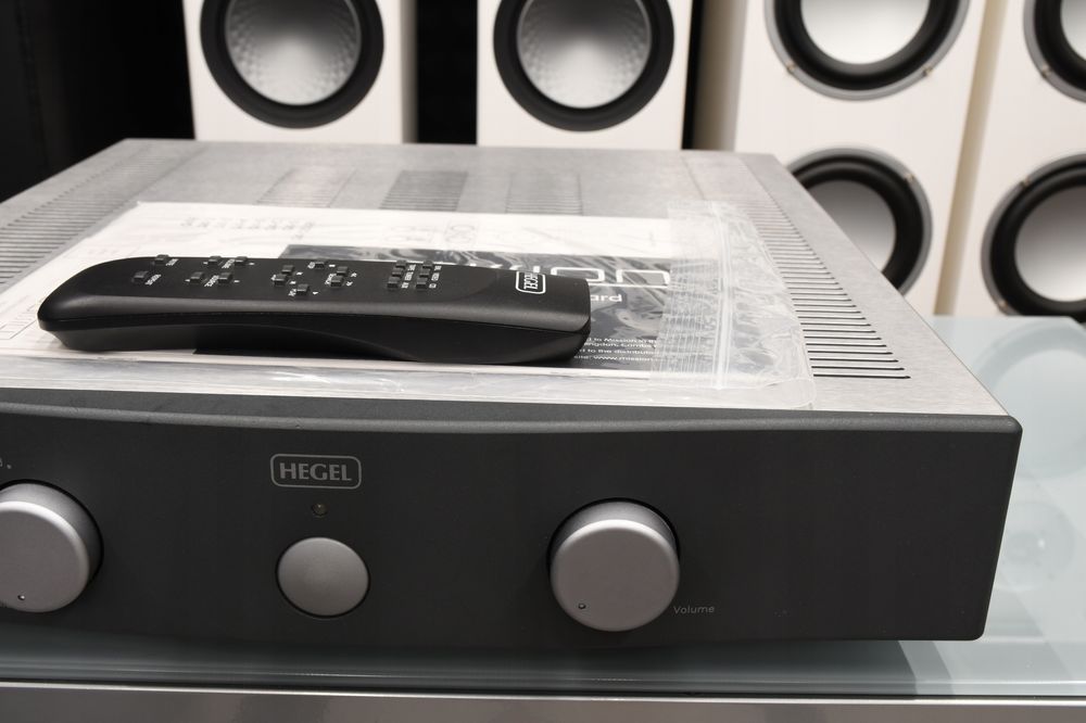 Zadbany wzmacniacz stereo Hegel H1 z XLR + pilot