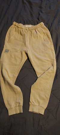 Beżowe spodnie dresowe Reserved z metki 152, wypadają na 146